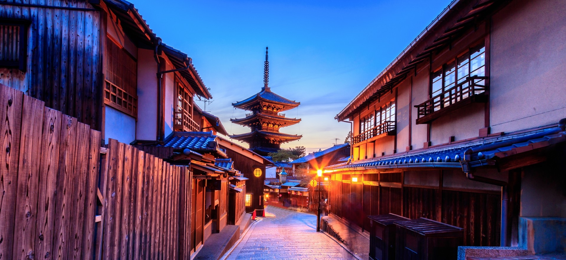 hero-pagoda-street-view-sunset-kyoto-japan