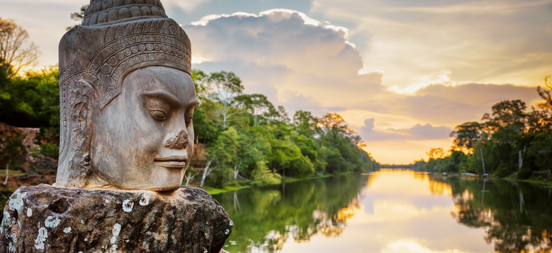 hero-statue-angkor-thom-temple-ancient-sunset-lake-cambodia