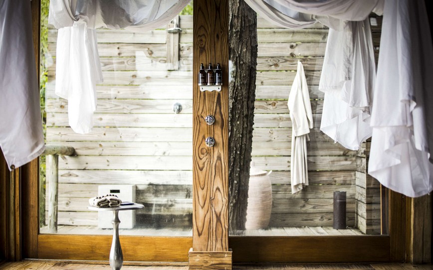 Outdoor-Shower,-Bathroom,-Accommodations,-Vumbura-Plains-Camp,-Botswana.jpg